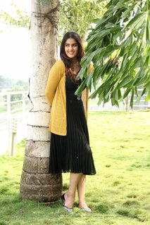 Kavya Thapar feet photo 17