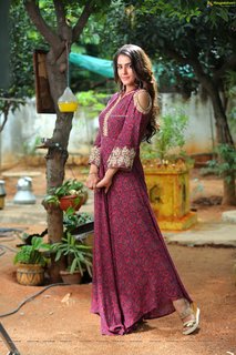 Kavya Thapar feet photo 15