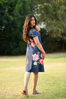 Kavya Thapar feet photo 13