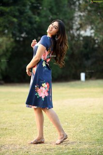 Kavya Thapar feet photo 11
