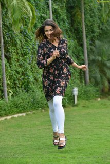 Kavya Thapar feet photo 10