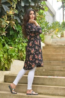 Kavya Thapar feet photo 8