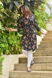 Kavya Thapar feet photo 7