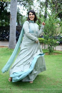 Kavya Thapar feet photo 3