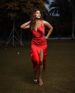 Kavya Thapar feet photo 4