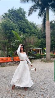 Kavya Thapar feet photo 5