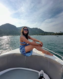 Kavya Thapar feet photo 3
