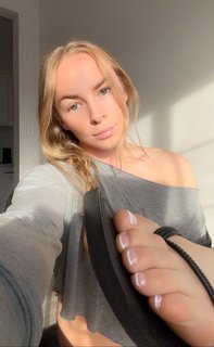 Kay Hansen feet photo thumbnail