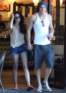 Kaya Scodelario feet photo thumbnail