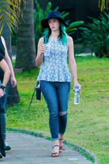 Kaya Scodelario feet photo thumbnail