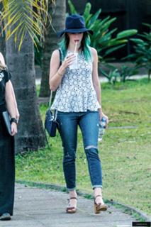 Kaya Scodelario feet photo thumbnail