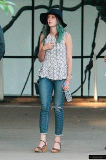 Kaya Scodelario feet photo thumbnail