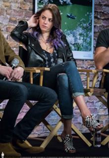 Kaya Scodelario feet photo thumbnail