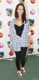 Kaya Scodelario feet photo thumbnail