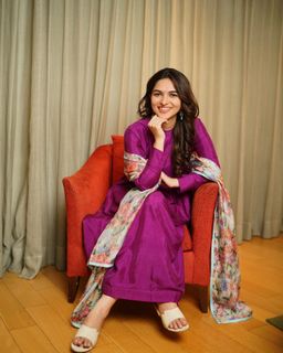 Kayadu Lohar feet photo 15