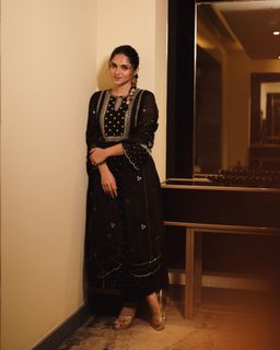 Kayadu Lohar feet photo 9