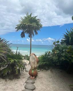 Kaylyn Slevin feet photo 13