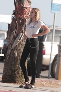 Keeley Hazell feet photo thumbnail
