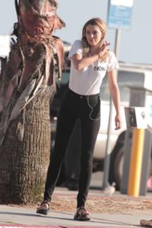 Keeley Hazell feet photo thumbnail