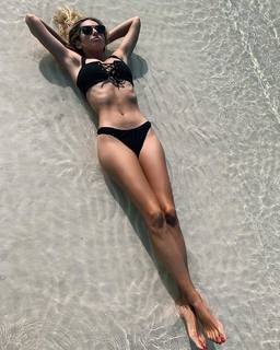 Keeley Hazell feet photo thumbnail