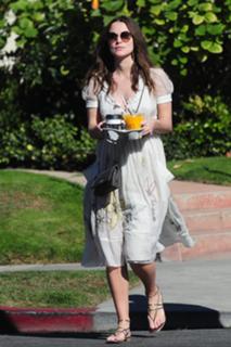 Keira Knightley feet photo thumbnail