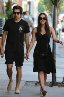 Keira Knightley feet photo thumbnail