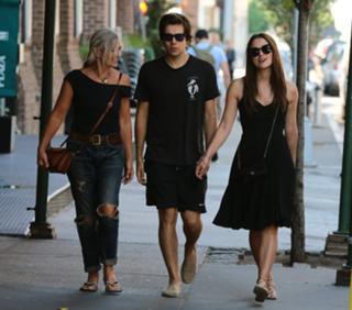 Keira Knightley feet photo thumbnail