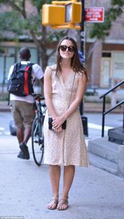 Keira Knightley feet photo thumbnail