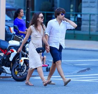 Keira Knightley feet photo thumbnail