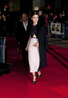 Keira Knightley feet photo thumbnail