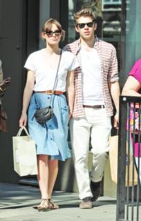 Keira Knightley feet photo thumbnail