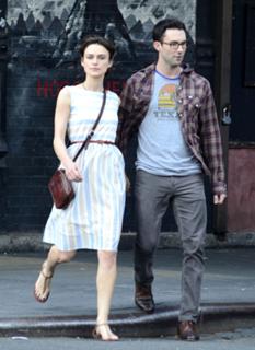 Keira Knightley feet photo thumbnail