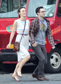 Keira Knightley feet photo thumbnail