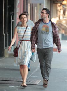 Keira Knightley feet photo thumbnail