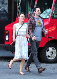 Keira Knightley feet photo thumbnail