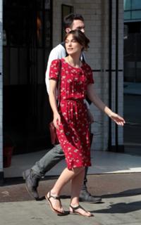 Keira Knightley feet photo thumbnail