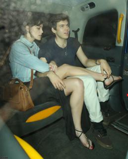 Keira Knightley feet photo thumbnail