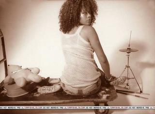 Kelis feet photo thumbnail