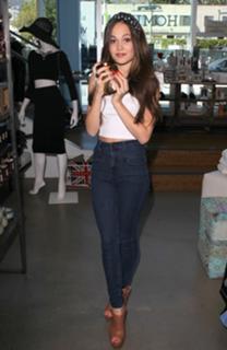 Kelli Berglund feet photo thumbnail