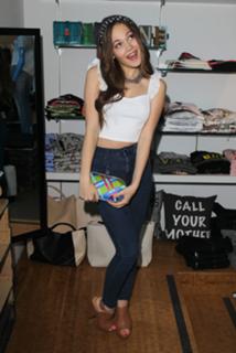 Kelli Berglund feet photo thumbnail