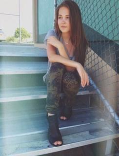 Kelli Berglund feet photo thumbnail
