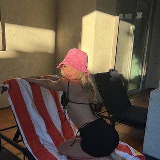 Kelli Berglund feet photo thumbnail