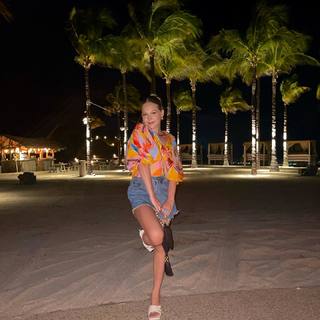 Kelli Berglund feet photo thumbnail