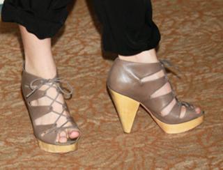 Kelli Garner feet photo thumbnail