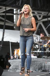 Kellie Pickler feet photo thumbnail