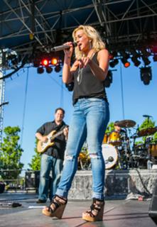 Kellie Pickler feet photo thumbnail