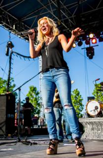 Kellie Pickler feet photo thumbnail