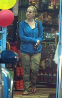 Kellie Pickler feet photo thumbnail