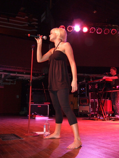 Kellie Pickler feet photo thumbnail