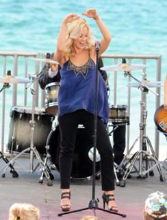 Kellie Pickler feet photo thumbnail